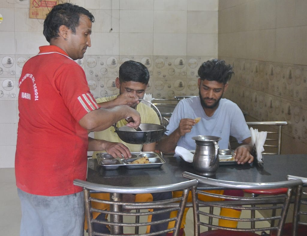 If you go to hotels and dhabas, first ask the price of diet, then order food.