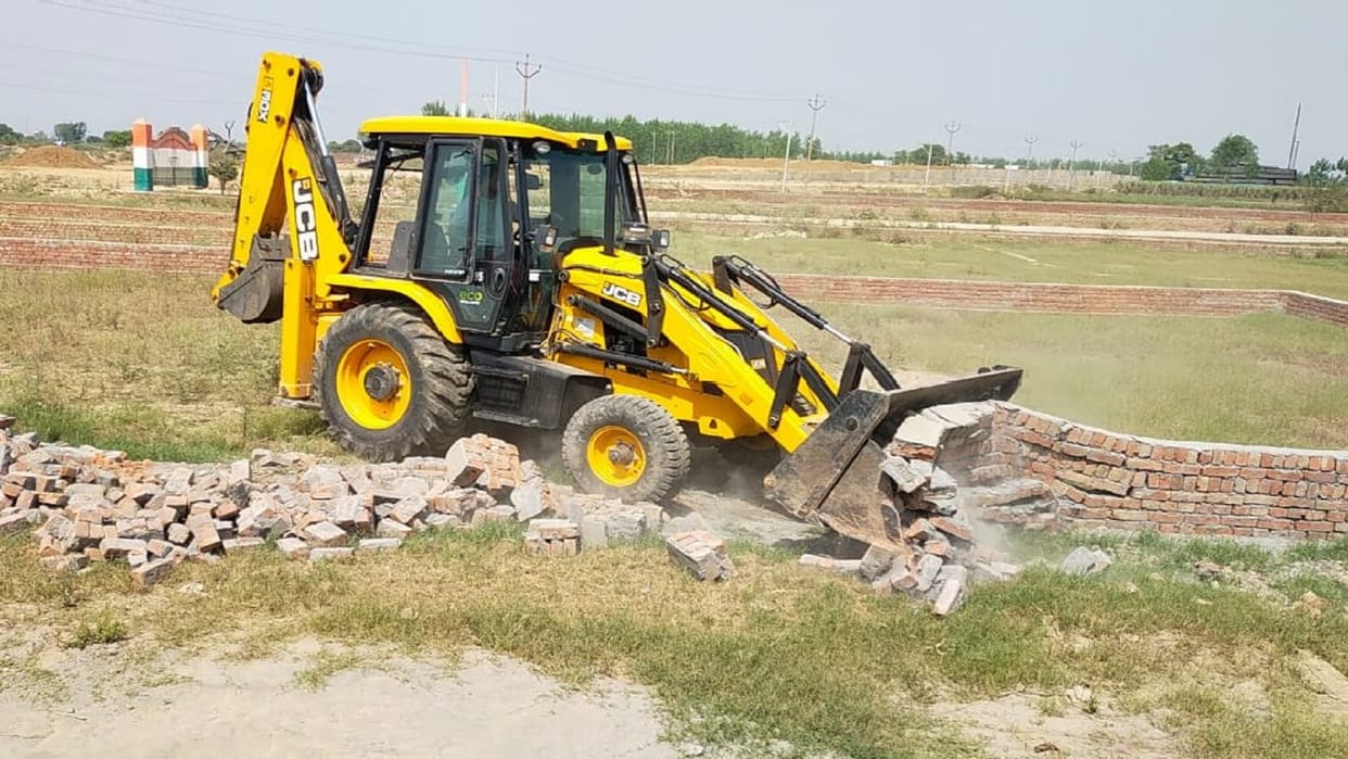 UP News: Administration officers have demolished 25 bigha land by bulldozer in Shamli see photos