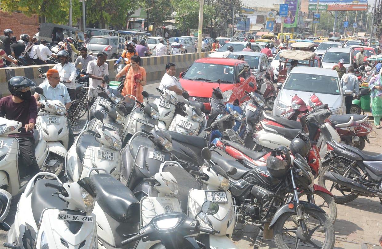 City roads shrink in the morning and evening