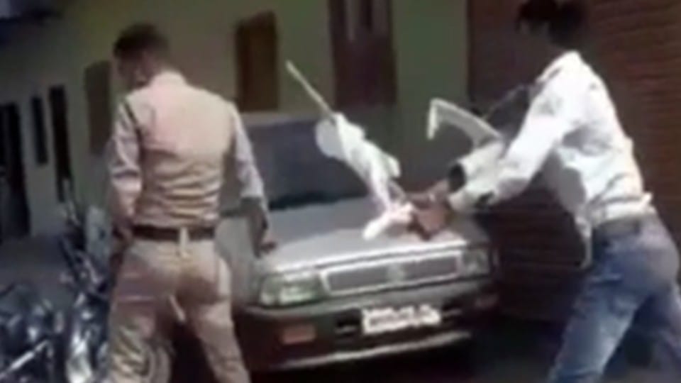 Indore: When a young man waving a bike was interrupted by a policeman, the policeman was beaten up with batons, the video went viral