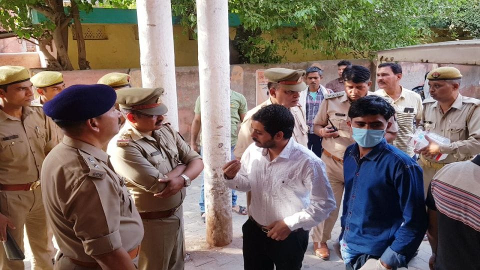 constable shot himself while talking to his wife on the phone in etah