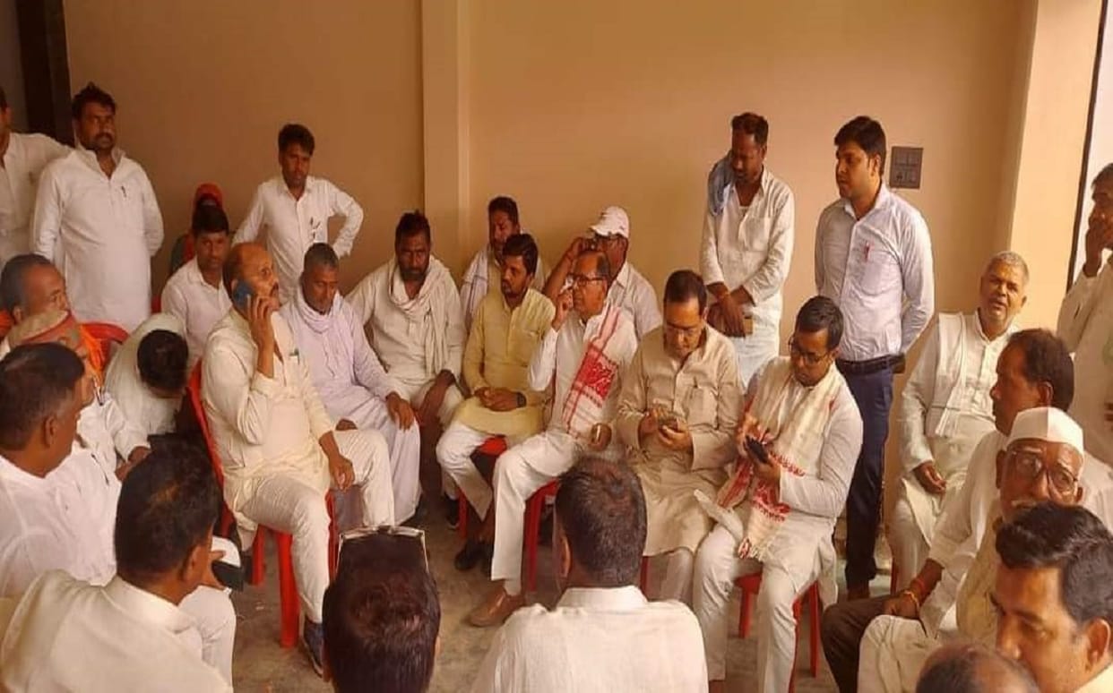 UP MLC election 2022 Azamgarh Samajwadi party MLA Ramakant yadav seen with BJP leaders  political atmosphere heated by viral picture