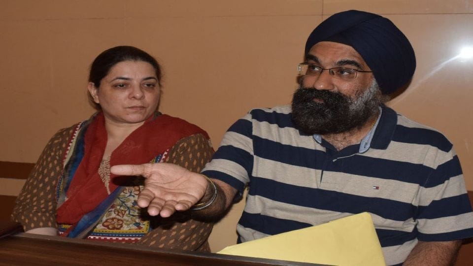 Agra Amar Hotel both brothers will be banned from five lakh rupees