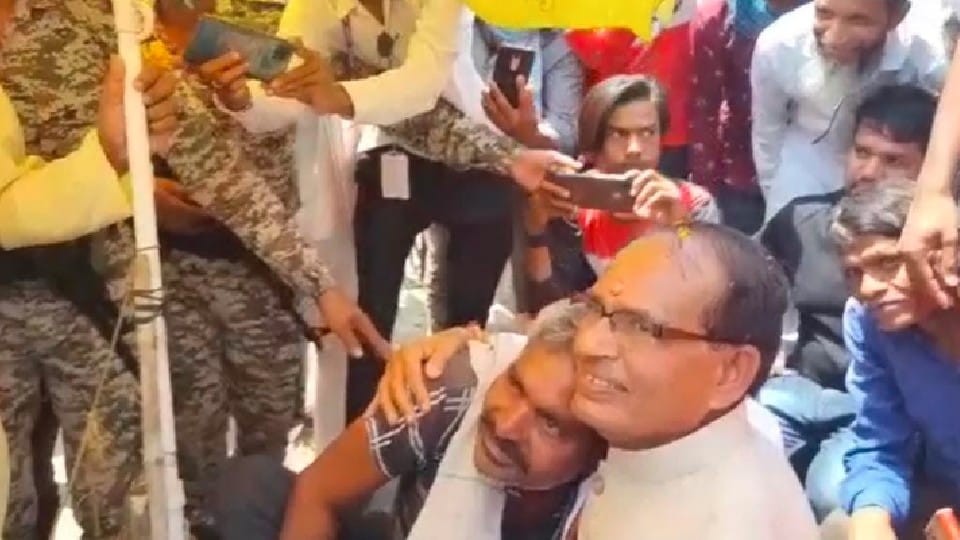 Chief Minister became emotional: Shivraj Singh hugged, then the cobbler sitting on the pavement started flowing tears, the video is going viral