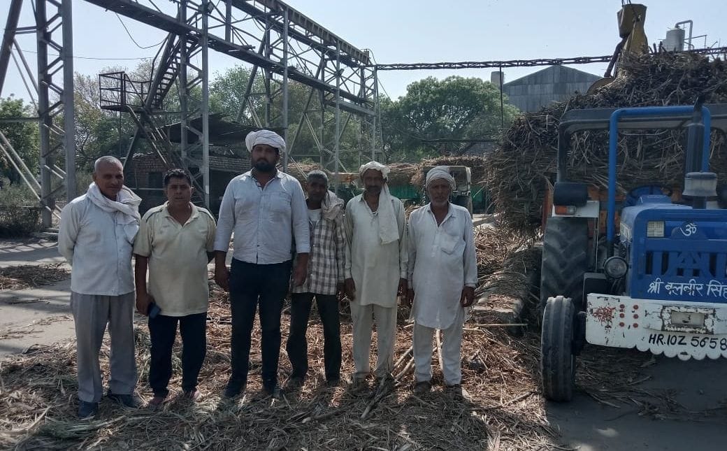 Machine chain broken at the time of crushing sugarcane in sugar mill, farmers demonstrated due to lack of crushing
