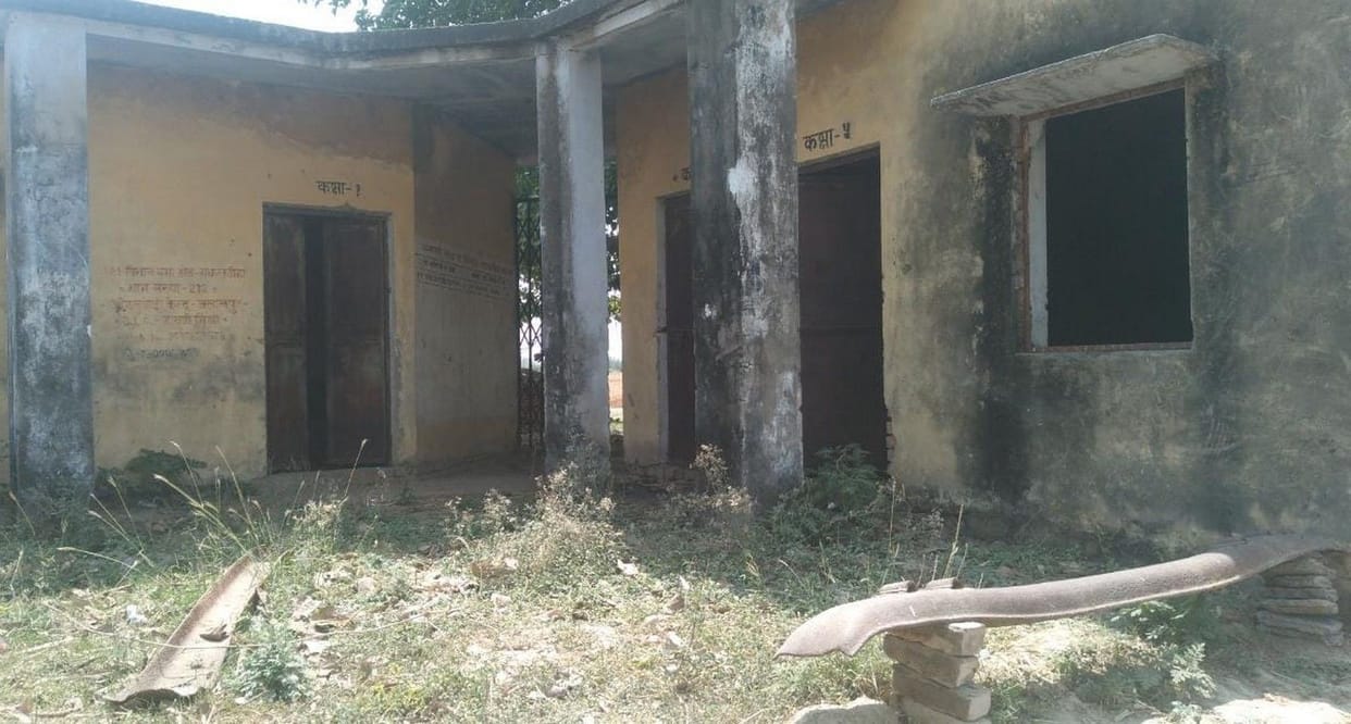 Anganwadi center is in bad condition, the children are sitting in dilapidated rooms