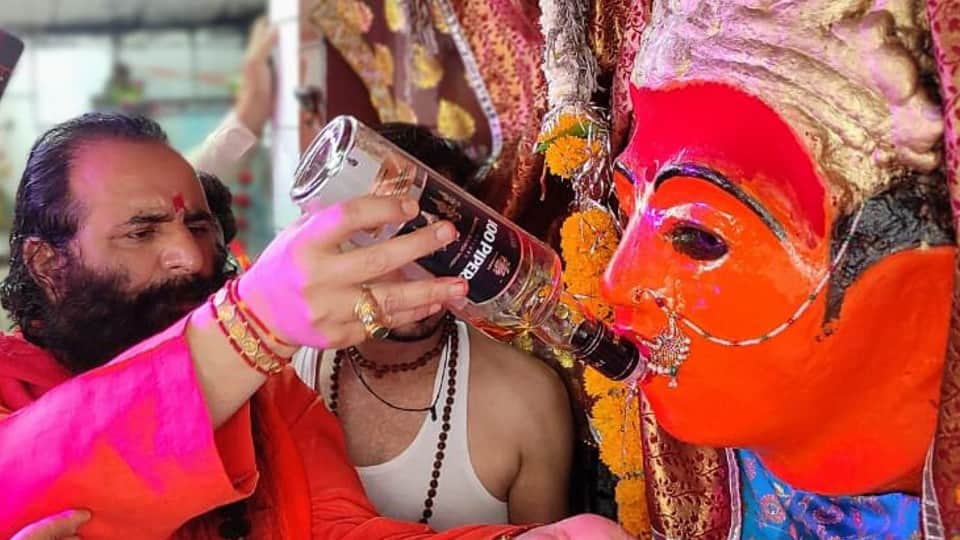Ujjain: City worship on Mahashtami, the torrent of wine offered to the goddess, the torrent of wine climbed in more than 40 temples