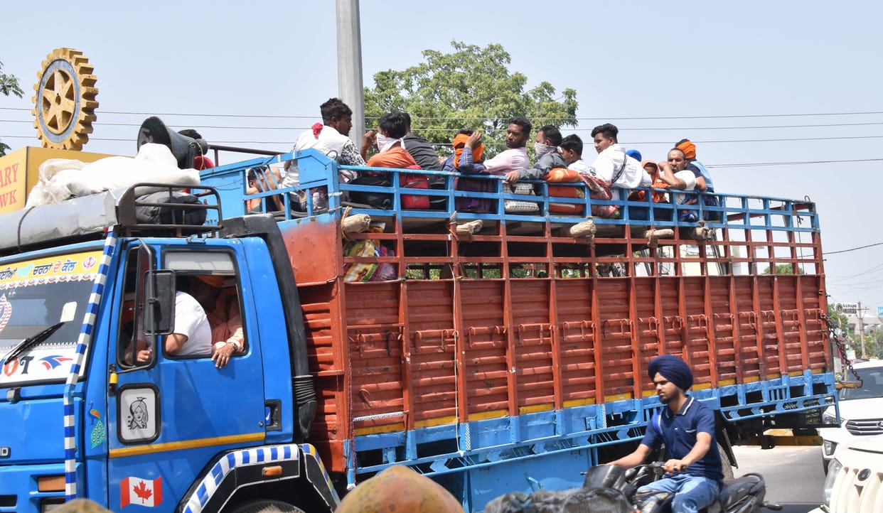 Devotees going to Hamirpur and Chintpurni in freight vehical