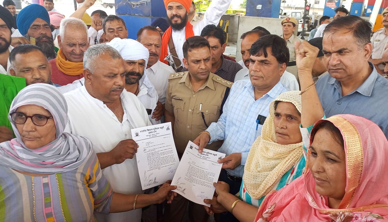 Farmers did toll free demonstration for three hours