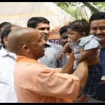 सीएम योगी ने बच्चों को कराया अन्नप्राशन।