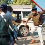 थाना प्रभारी द्वारा एक व्यक्ति की पिटाई की जा रही है।