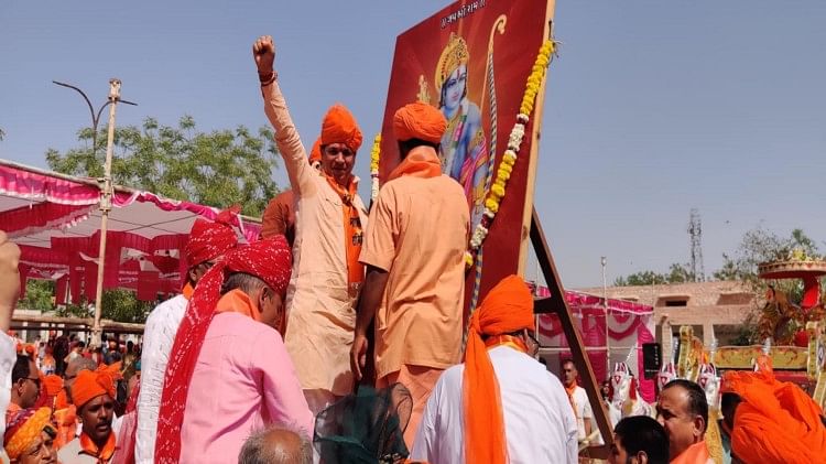 Ram Navmi Shobha Yatra:रामनवमी पर निकली भव्य शोभायात्रा, मुस्लिम समुदाय ने  पुष्प वर्षा कर पेश की एकता की मिसाल - Shobha Yatra Took Out On Ram Navmi In  Rajasthan - Amar Ujala