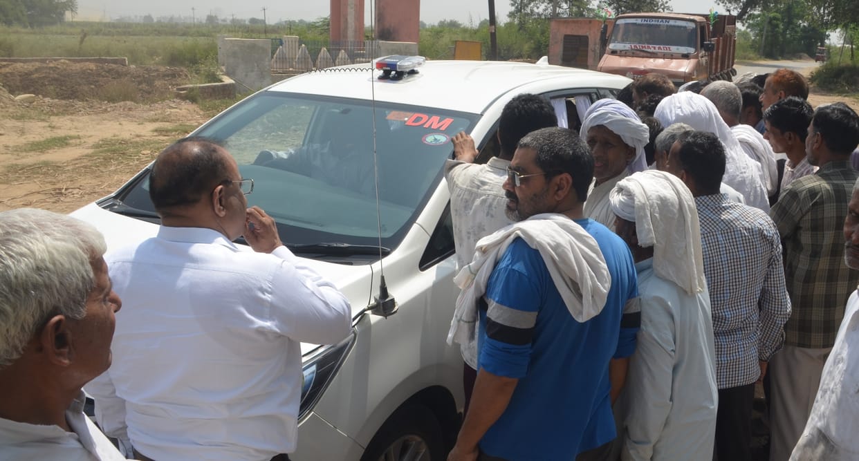 The farmers stopped the DM's car, then the weighing started in an hour