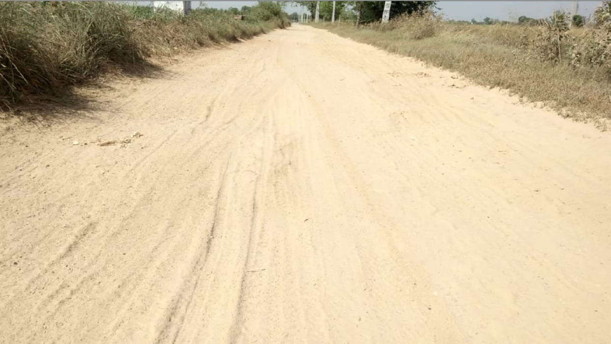 villagers forced to travel on broken road for 15 years in Baghpat UP, difficult to walk on foot