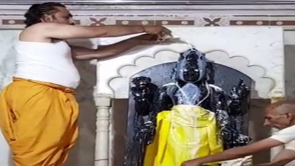Ramnavami priests performed maha abhishek with panchamrit in Dirgha Vishnu temple in Mathura