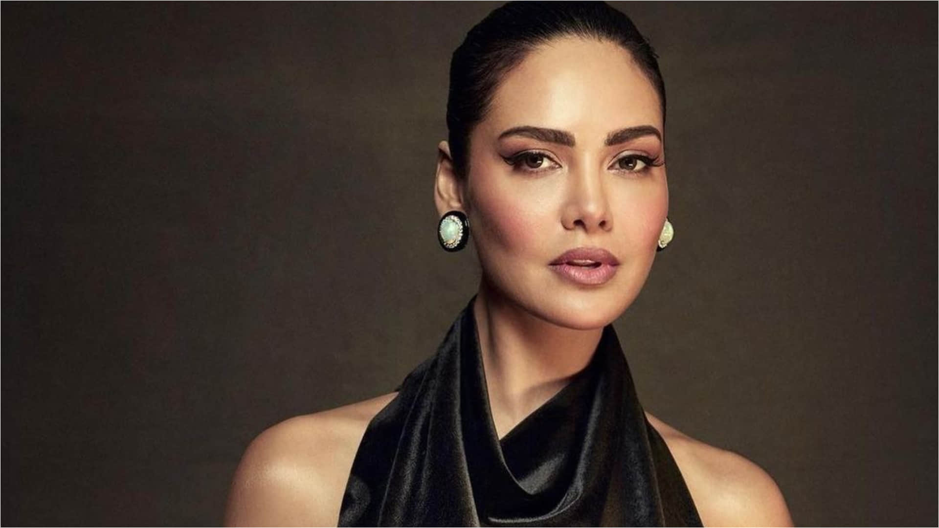 esha gupta halter neck leather gown looks classy and sizzling perfect for party evening