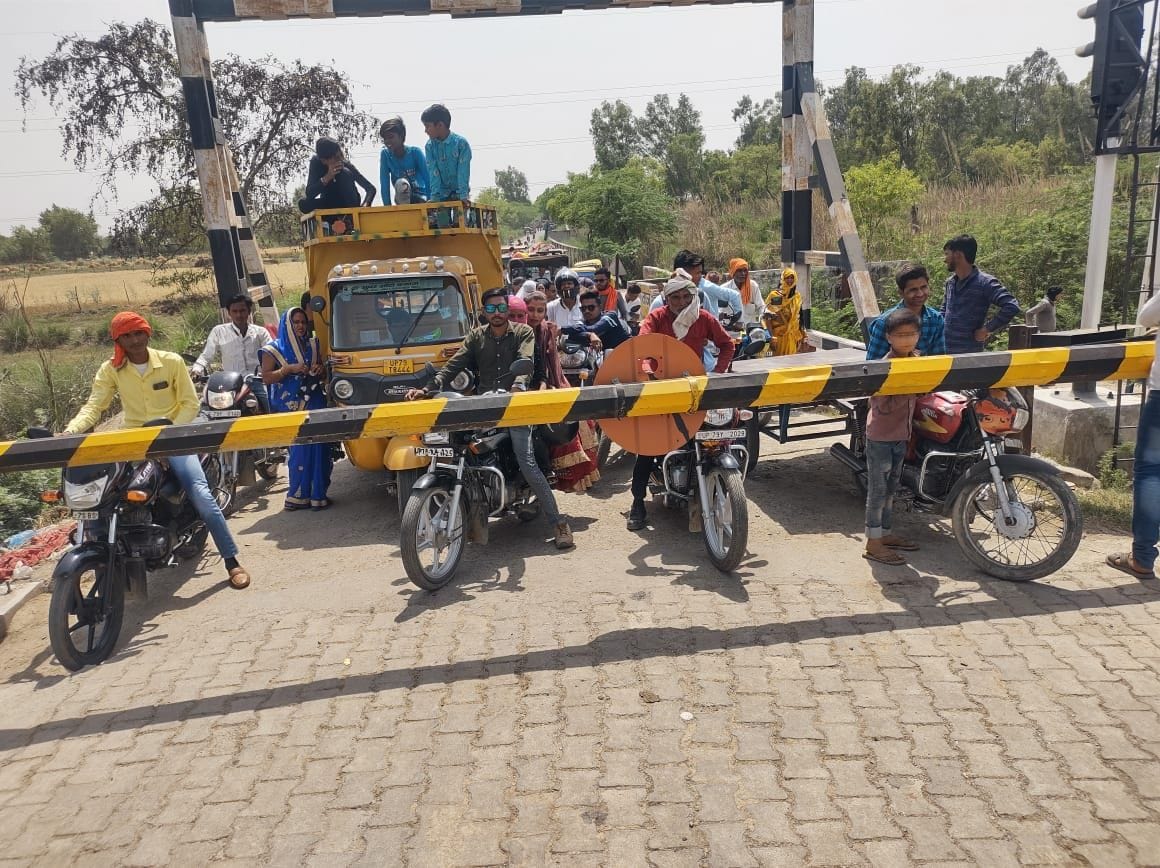 auraiya news,Railway gate remained closed for the whole day due to repair work