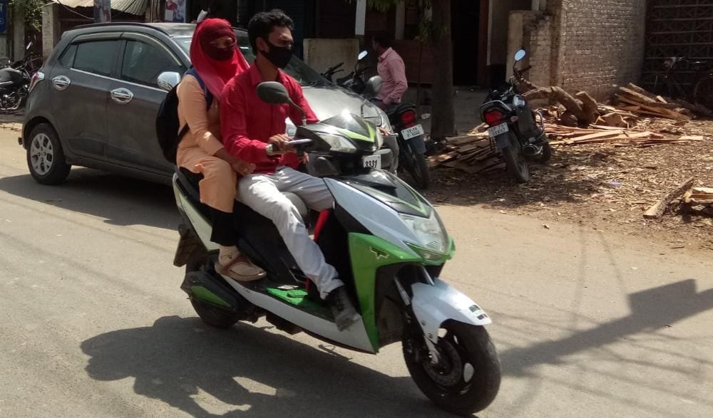 auraiya news,As the sun rose, people were seen hiding their faces