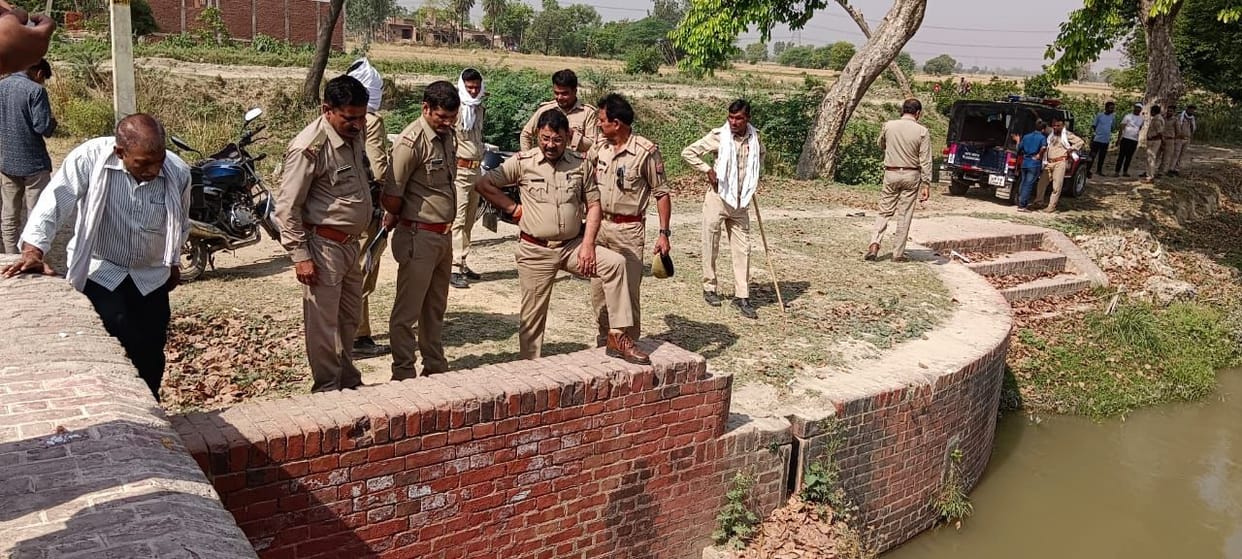 auraiya news,Dead body of a young man found in the canal with the carcass of cattle