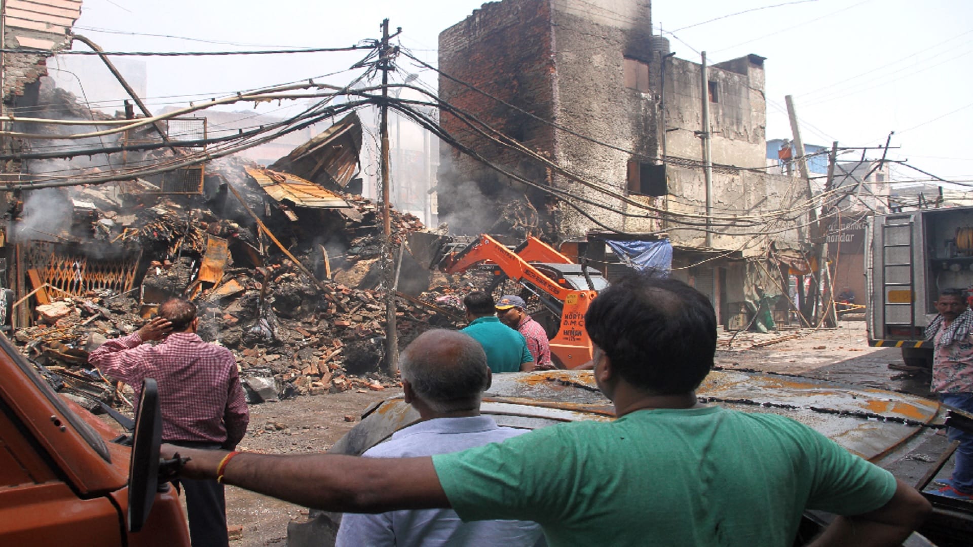 Fire In Delhi Fire broke out in Bada Hindu Rao Azad Market, three buildings were collapsed in delhi