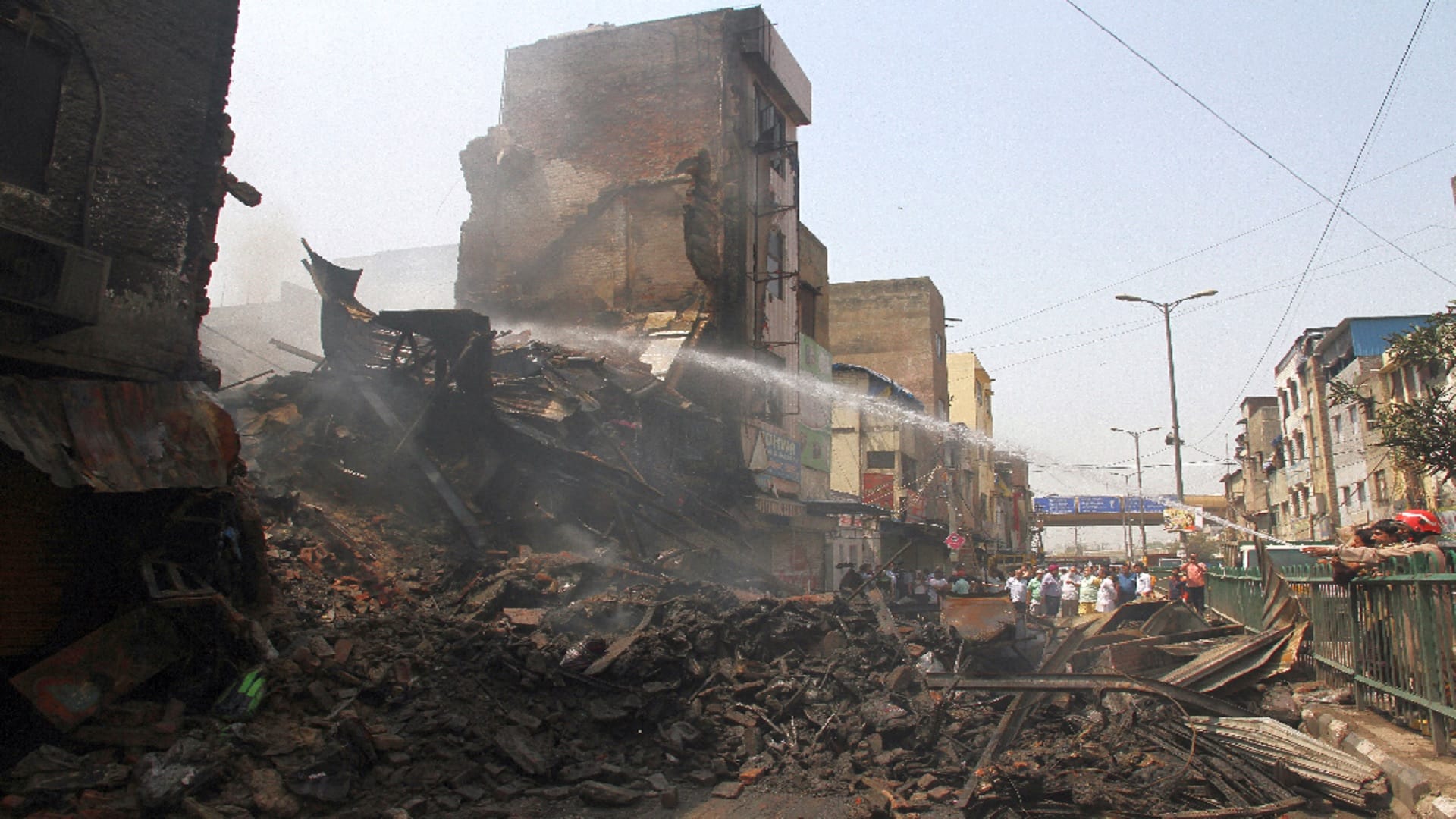 Fire In Delhi Fire broke out in Bada Hindu Rao Azad Market, three buildings were collapsed in delhi