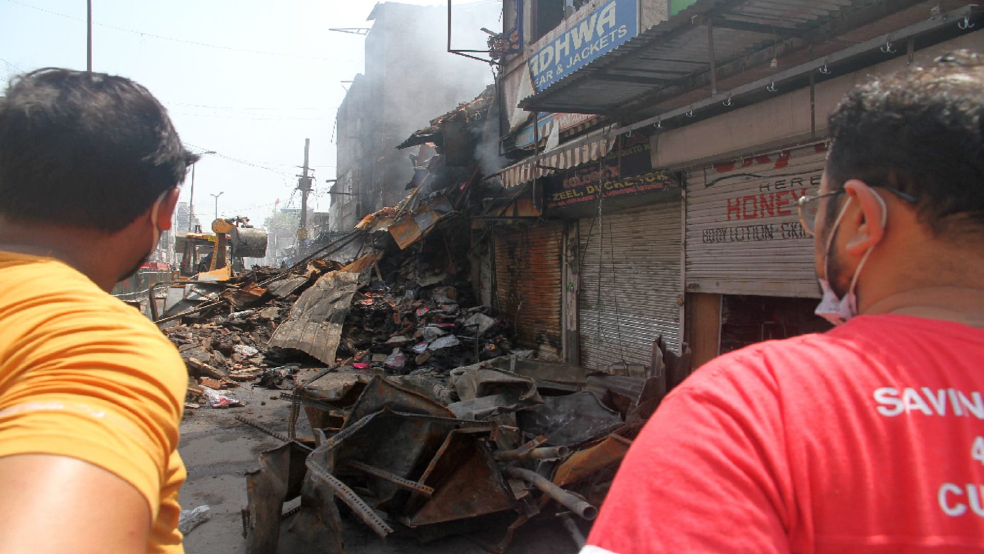 Fire In Delhi Fire broke out in Bada Hindu Rao Azad Market, three buildings were collapsed in delhi