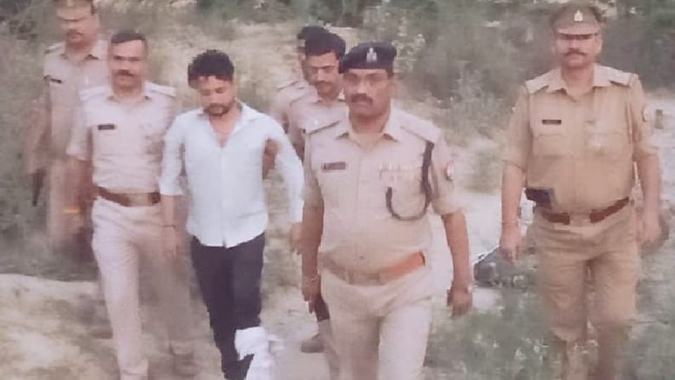 encounter in greater noida police shot miscreant in leg who robbed shop
