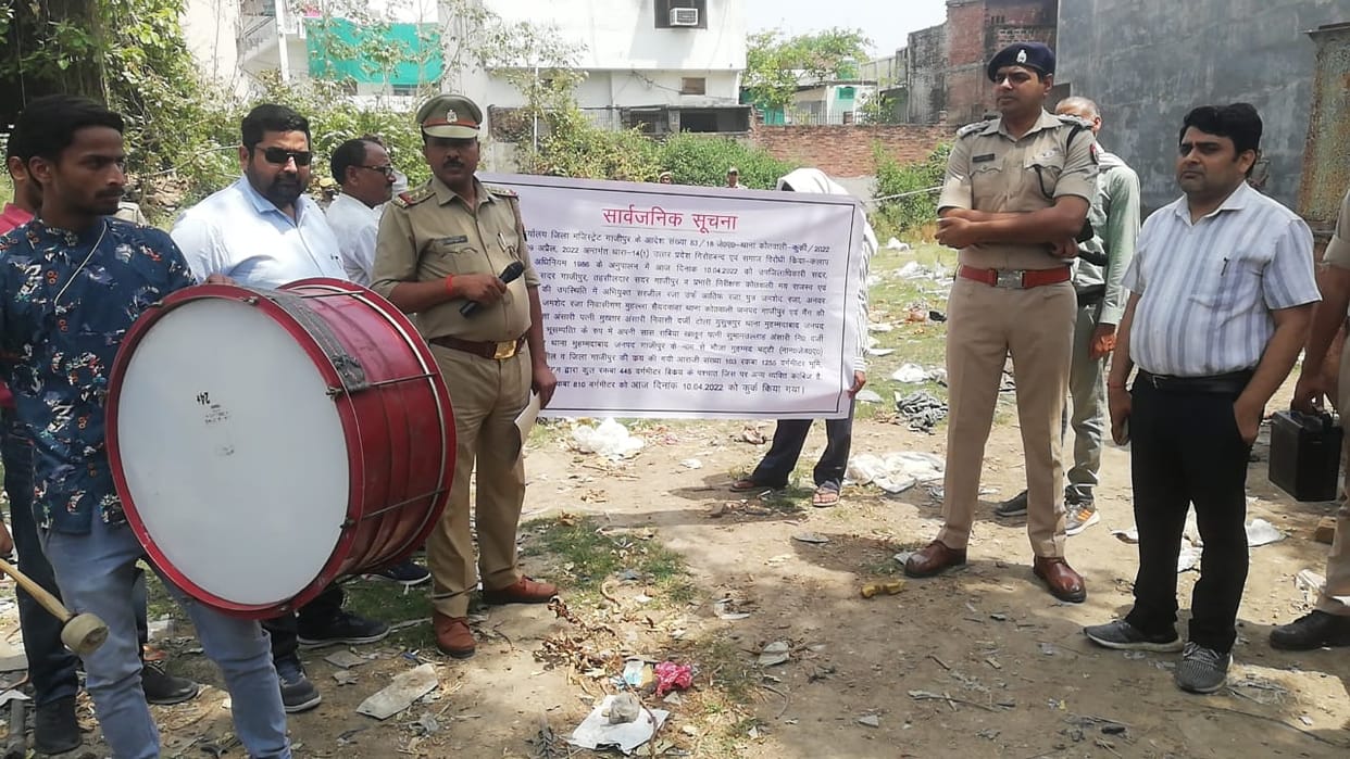 Big action in Ghazipur administration kurk land of mafia mukhtar ansari worth of RS 3 crore whic is name on of his mother