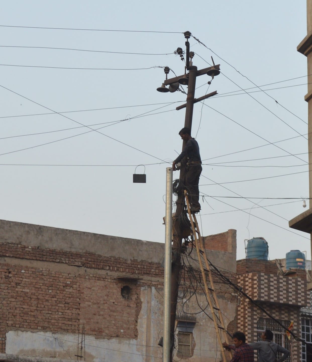 Hathras: The city dwellers faced power crisis all night