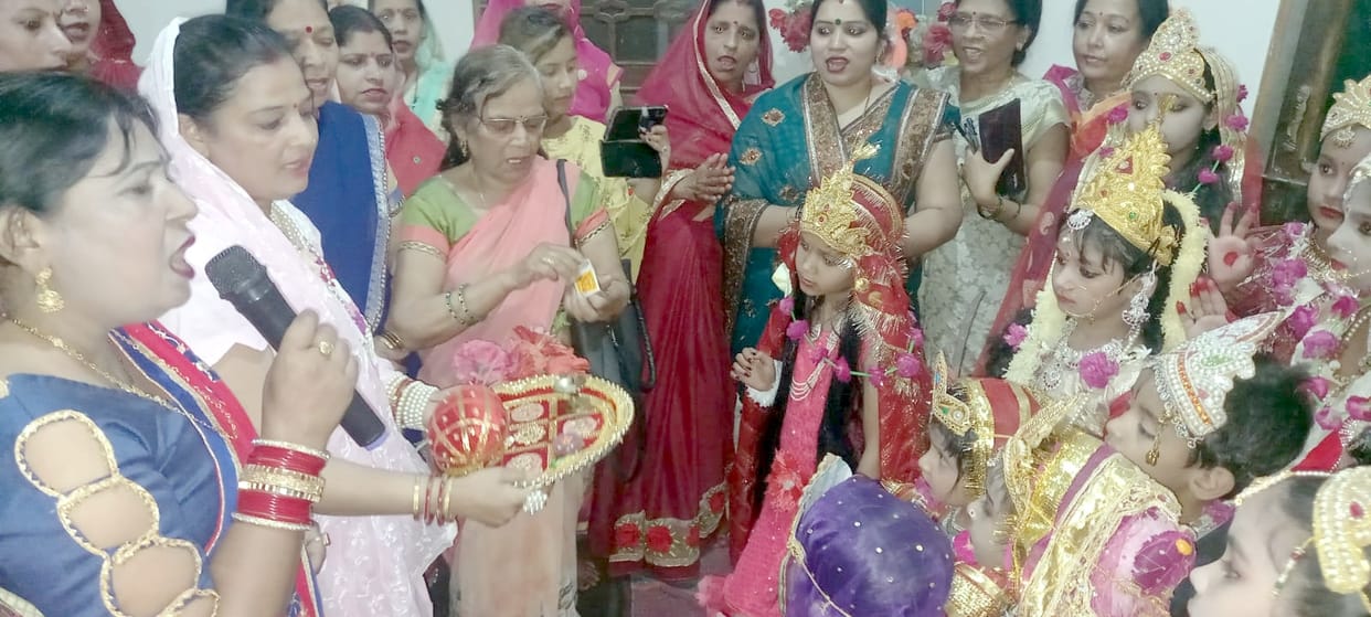Mata Rani was offered pudding-puri and opened her fast by worshiping the girl in homes.