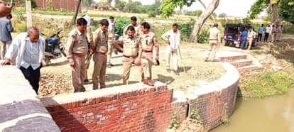 नहर से शवों को निकालने की मशक्कत करती पुलिस टीम