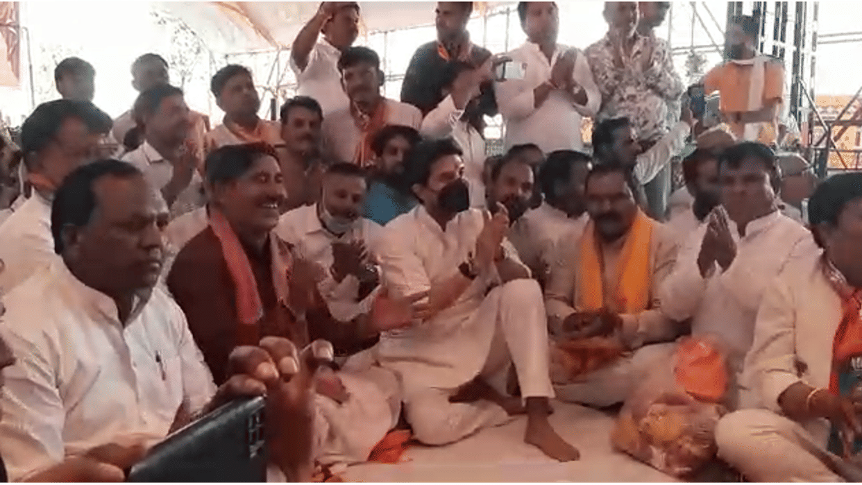 Shivpuri: Scindia absorbed in Krishna devotion, applauded while sitting on the floor, took blessings by taking down the aarti of Radha-Krishna