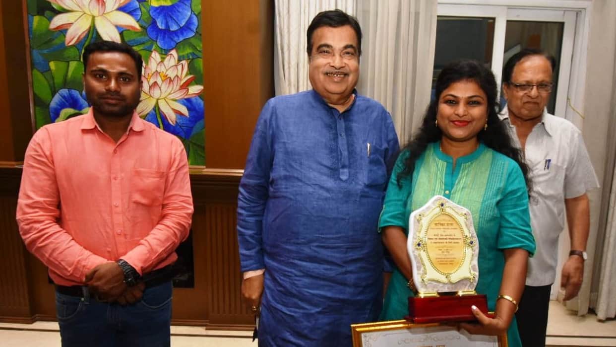 Madhya Pradesh: Union Minister Nitin Gadkari honored Sarika Gharu,