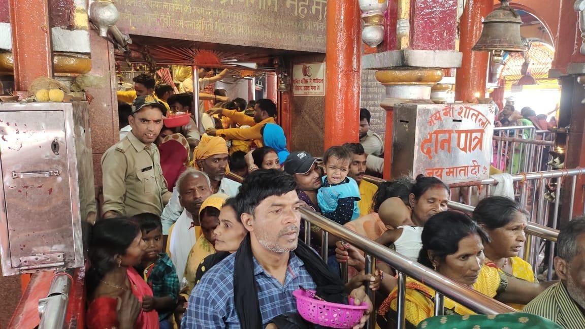 Devotees gathered to get a glimpse of mother in Shaktipeeth Kada Dham