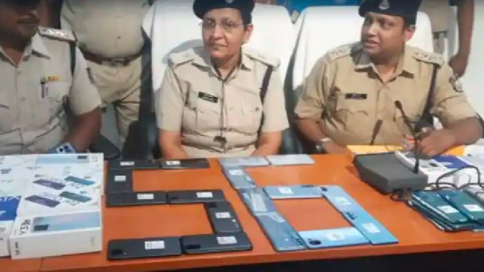 GRP caught the thief with three mobiles in Chitrakoot, the accused was wanted for several months