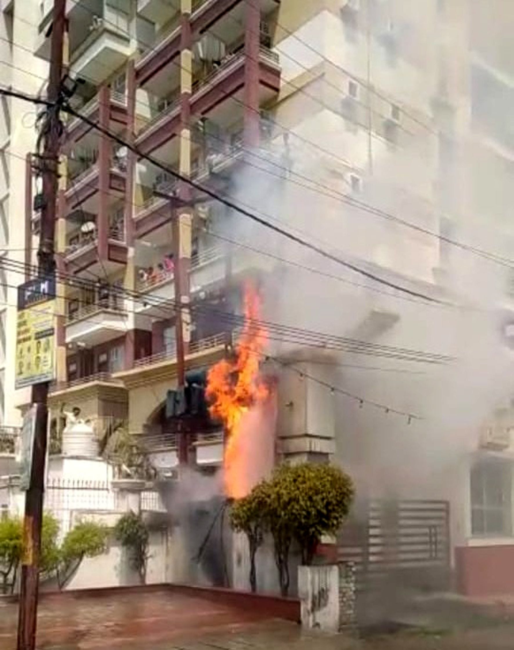 Aligarh: Fire breaks out in apartment, accident averted due to vigilance of employees