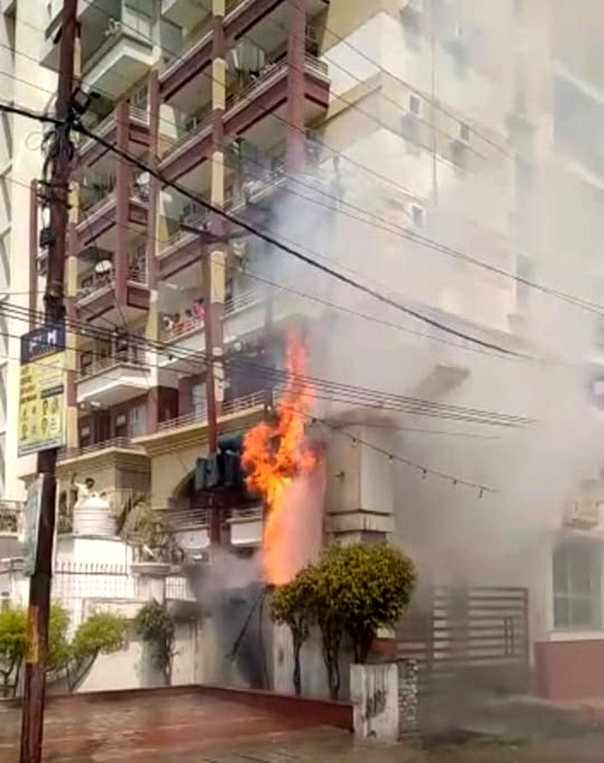 Aligarh: Fire breaks out in apartment, accident averted due to vigilance of employees