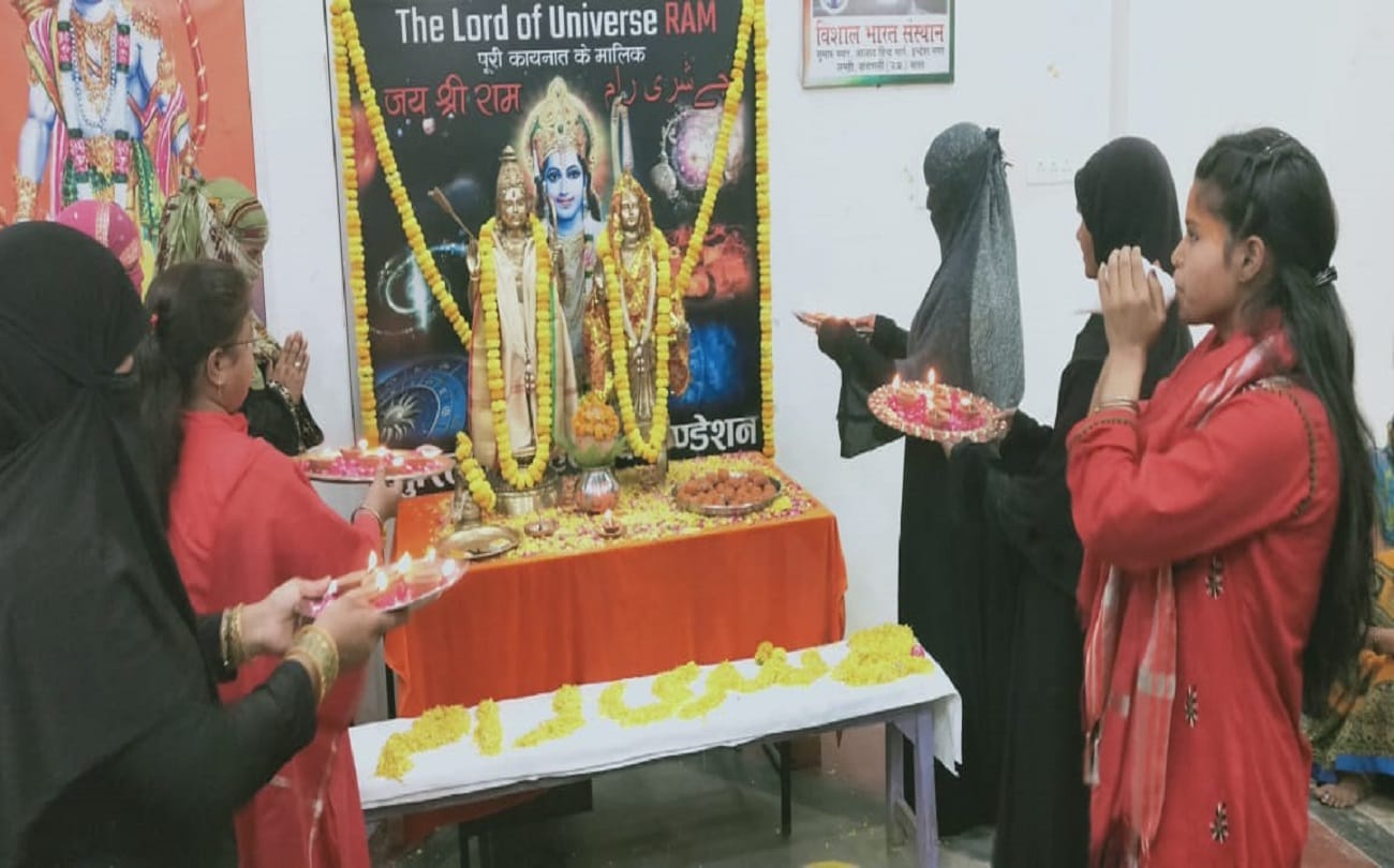 Chaitra Navratri 2022 Ram navami Ganga Jamuni Tehzeeb in Kashi Muslim women performed aarti of Lord Rama in varanasi