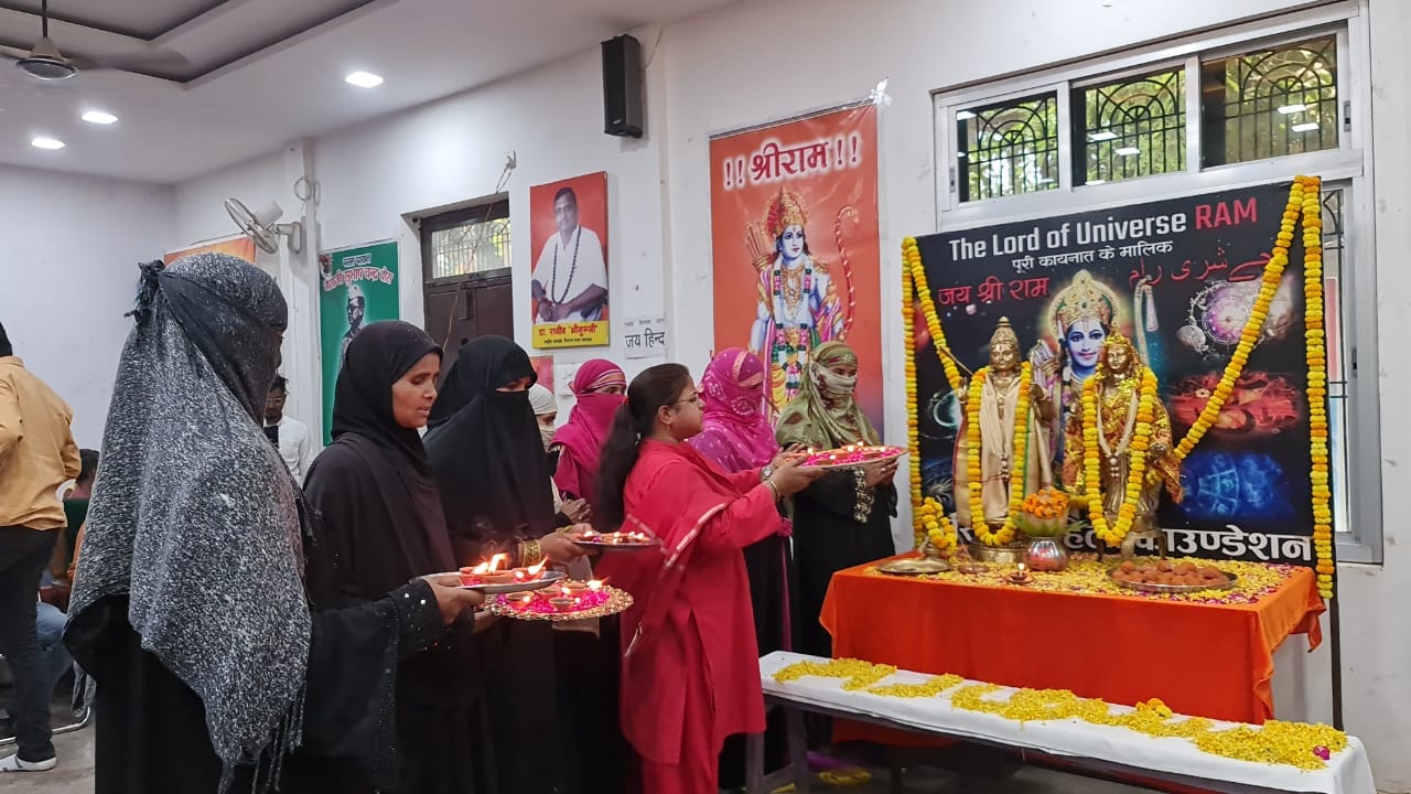 Chaitra Navratri 2022 Ram navami Ganga Jamuni Tehzeeb in Kashi Muslim women performed aarti of Lord Rama in varanasi