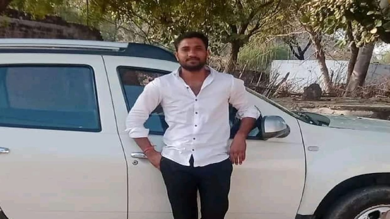 Alumnus leader standing on roadside was trampled by vehicle