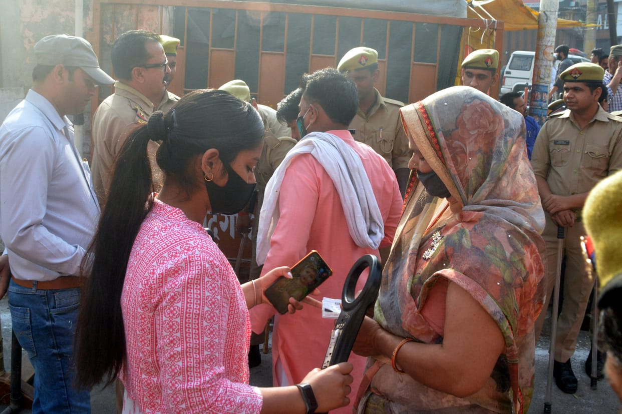 Neck fight between Vandana and Arif