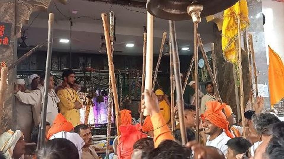 nari semari devi temple latth puja in devi temple mathura