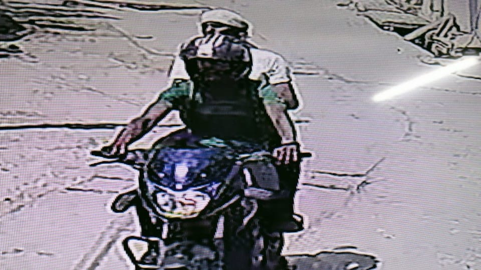 couple robbed first shown tamancha and then threatened to throw 8 month old girl in mainpuri