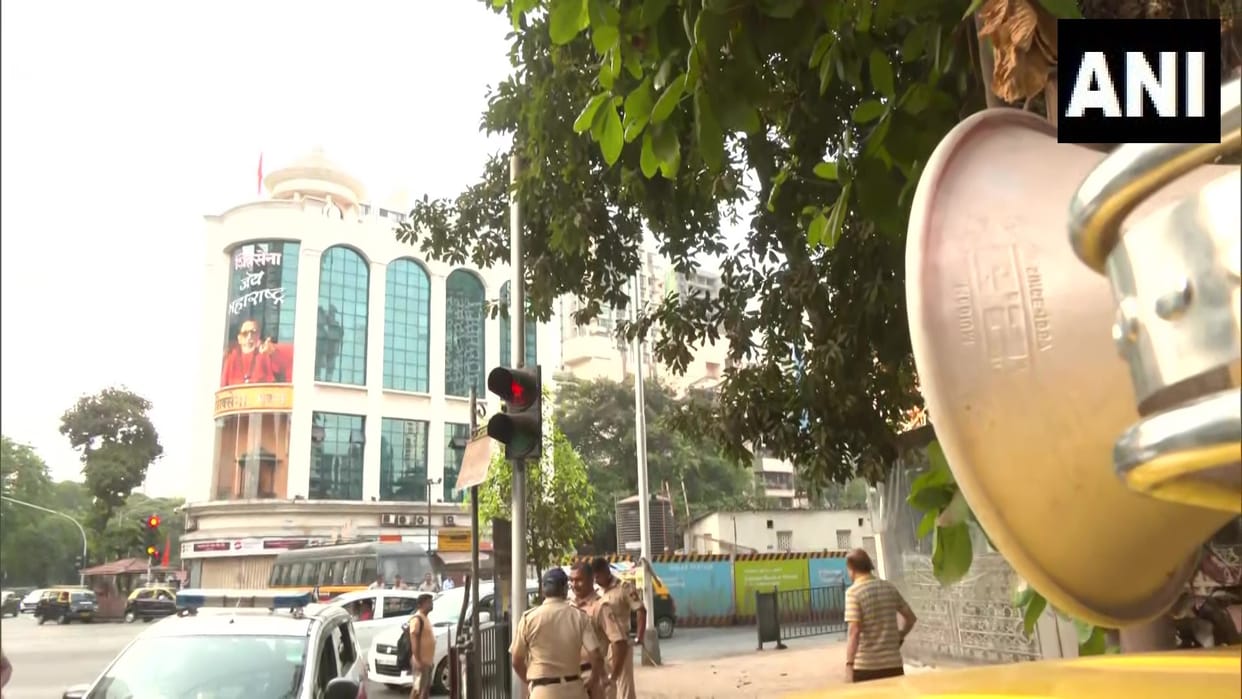 Loudspeaker controversy: maharashtra navnirman sena protest in front of Shiv Sena saamana office