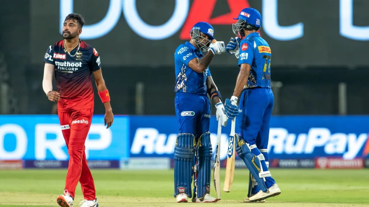 Mohammad Siraj spends 51 runs in four over against MI trolls compared him with Ashok Dinda