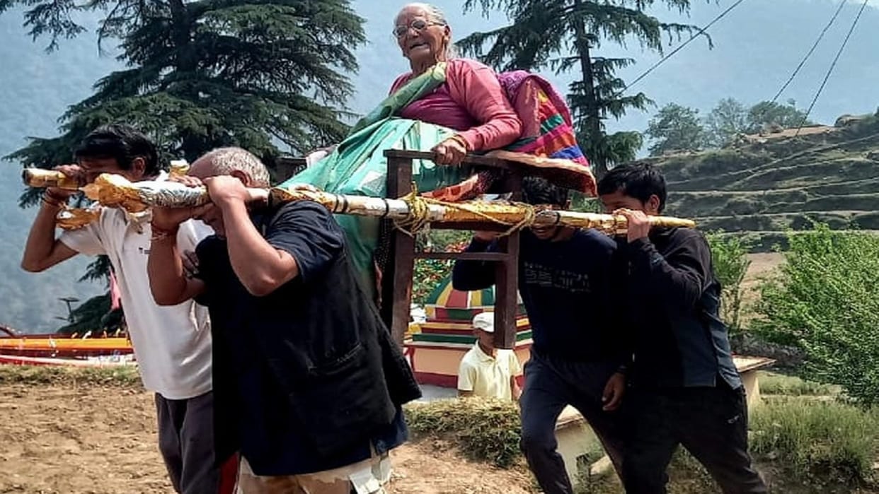 Navratri 2022 Local youth doing selfless service to take the elderly devotees to the temple