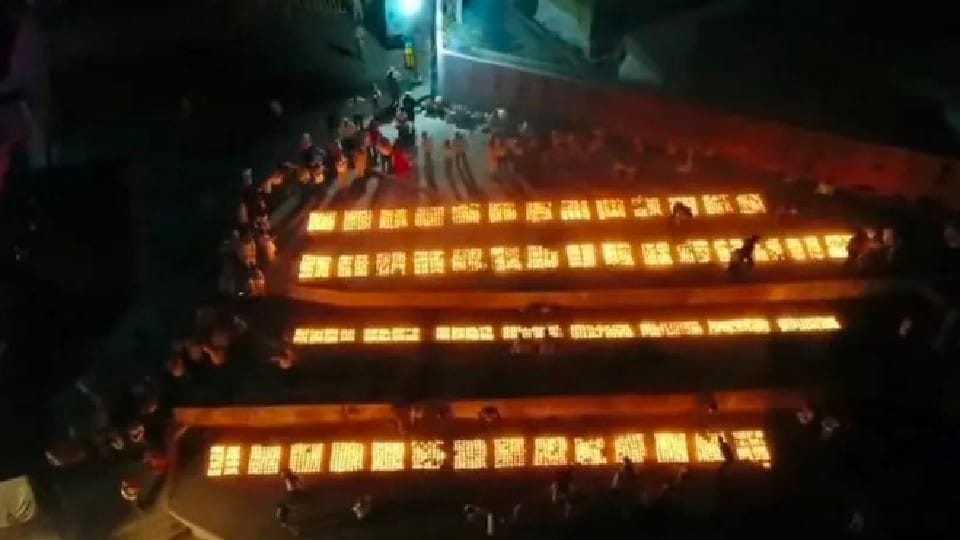 Madhya Pradesh: After lighting lakhs of lamps in Orchha, a view of Deepawali was seen
