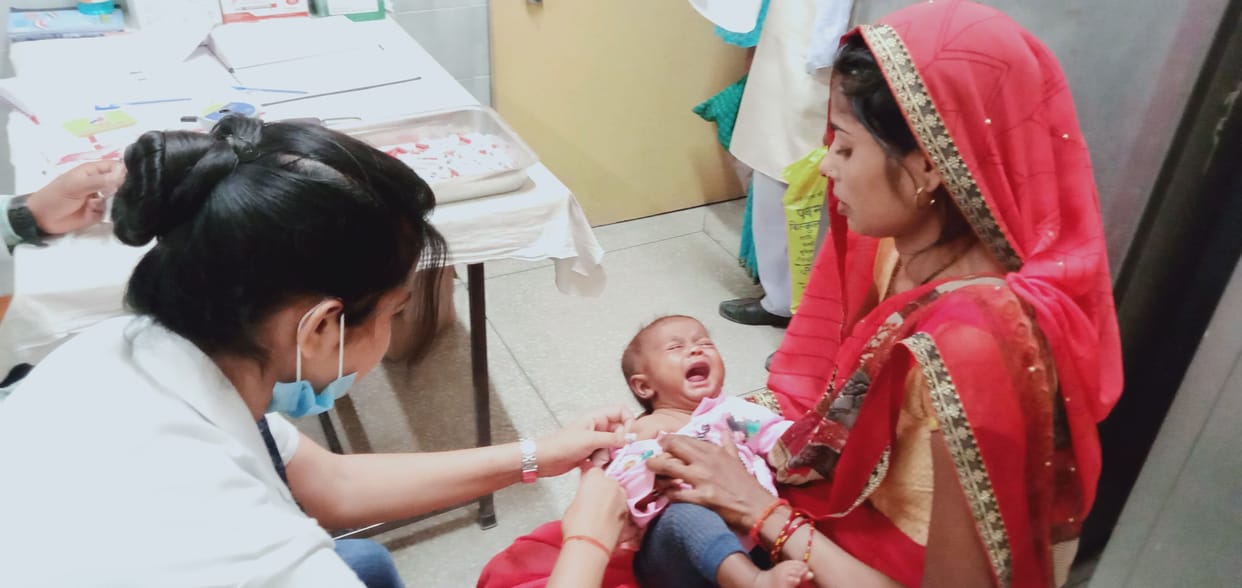 Aligarh: Mother saved her life by fighting with the monkey carrying the innocent
