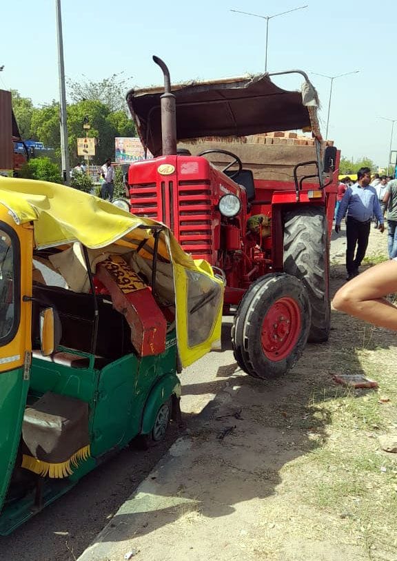 Kanpur Dehat: Tractor collides with moped and auto on Kanpur-Jhansi highway, three killed