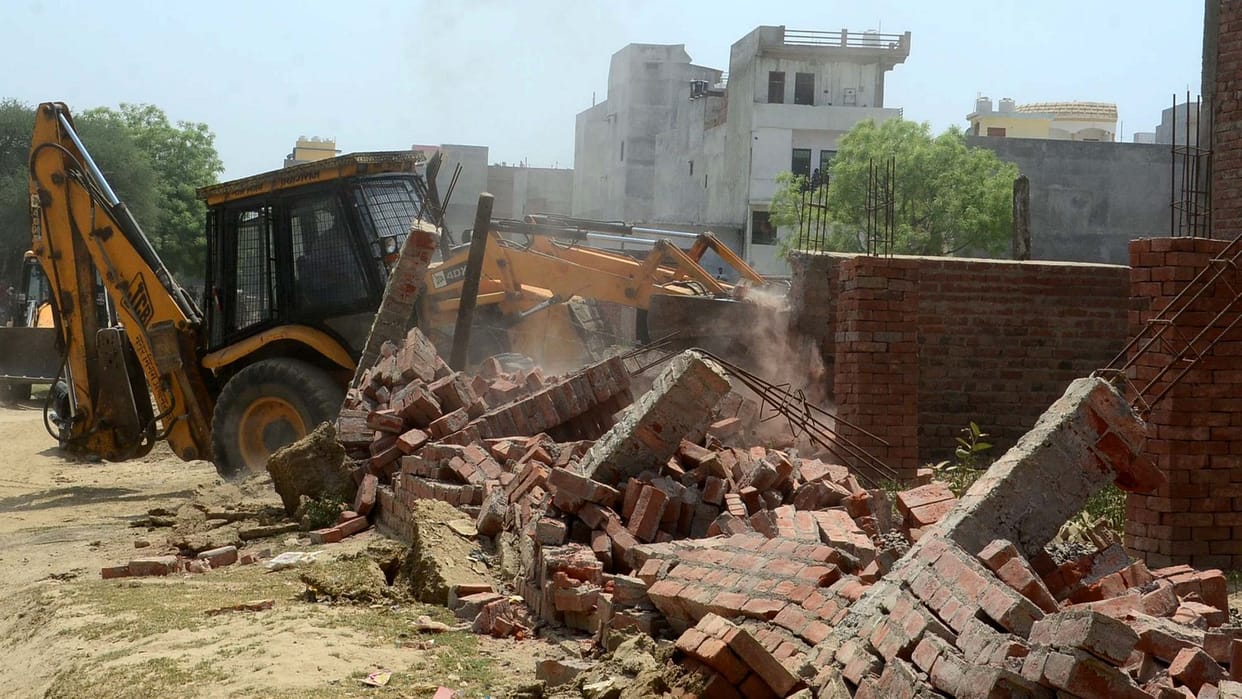 Bulldozer roared in Transport Nagar, more than two dozen illegal constructions demolished